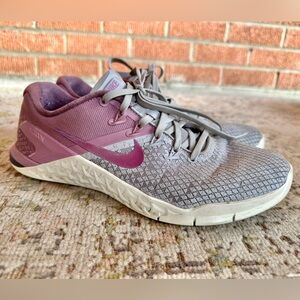 Women’s Nike Metcon 4 XD size 8.5 inAtmosphere Grey and True Berry